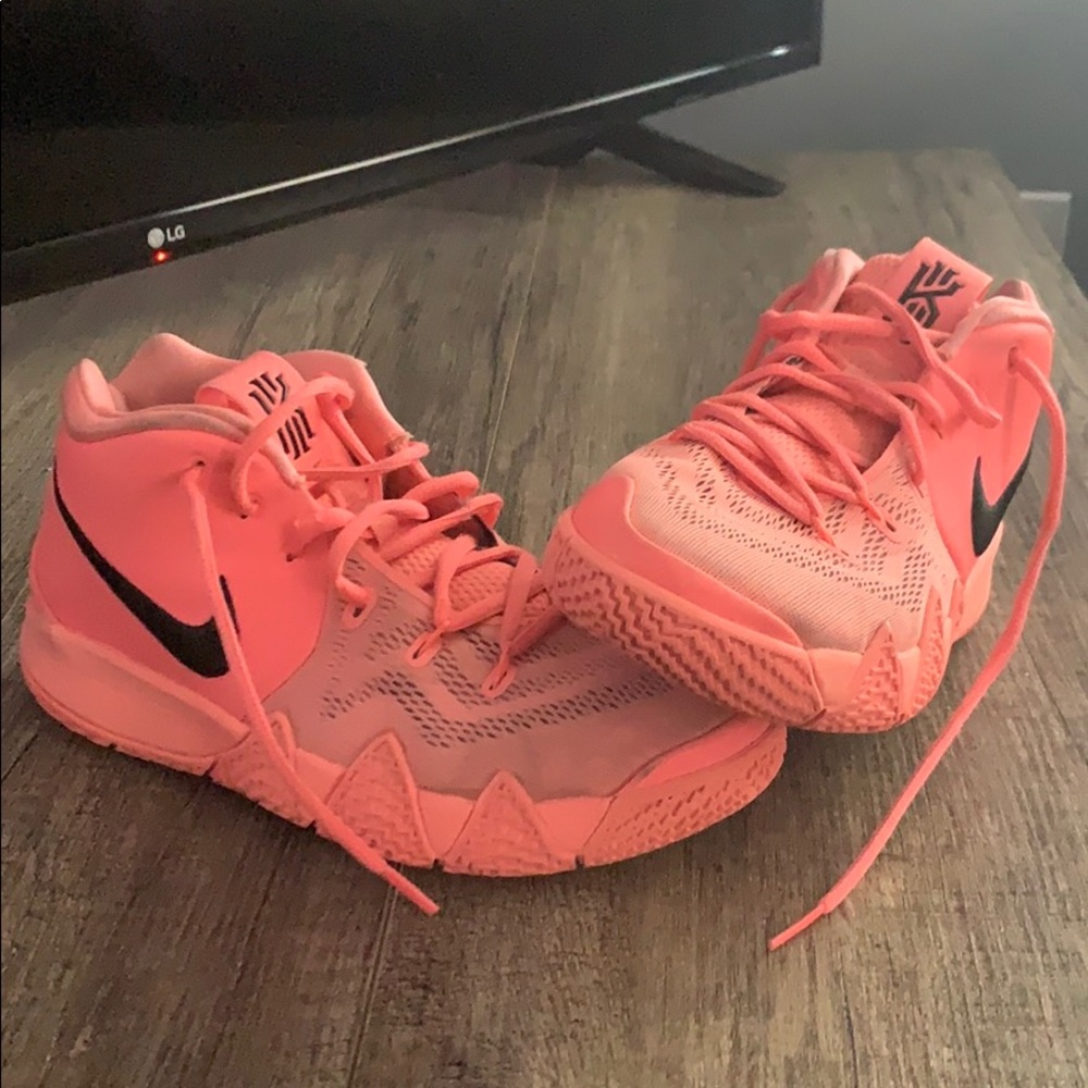 Kyrie 4 GS “atomic pink” kids shoes